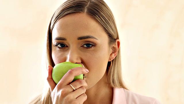 Венера Максима пустилась во все тяжкие прямо на столе