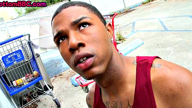 Tattooed Nubian amateur banged outdoors by white top