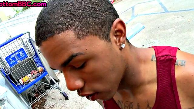 Tattooed Nubian amateur banged outdoors by white top