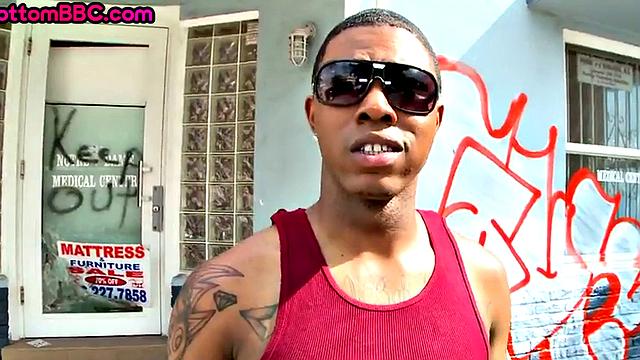 Tattooed Nubian amateur banged outdoors by white top