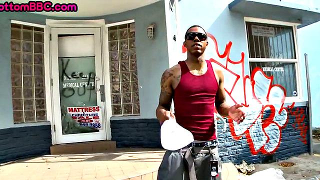 Tattooed Nubian amateur banged outdoors by white top