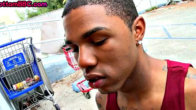 Tattooed Nubian amateur banged outdoors by white top