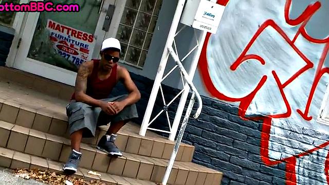 Tattooed Nubian amateur banged outdoors by white top