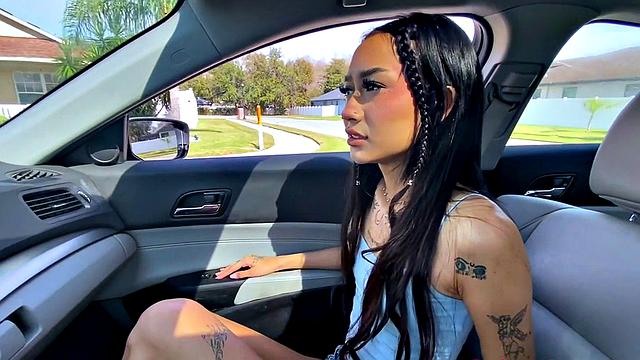 стройная азиатка с бритой киской скачет на члене и получает по полной