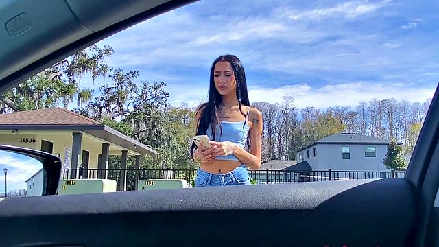 стройная азиатка с бритой киской скачет на члене и получает по полной