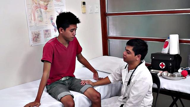 гей-врач трахается пальцами с мужиком в офисе