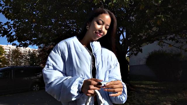 толстый этнический член яростно долбит на улице сочную красотку