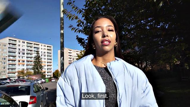 толстый этнический член яростно долбит на улице сочную красотку