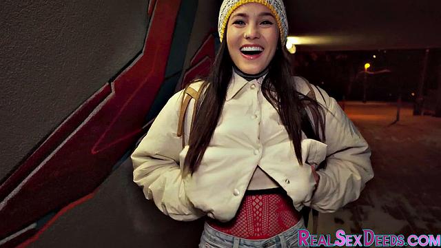 Pulled Bigass cutie riding stranger