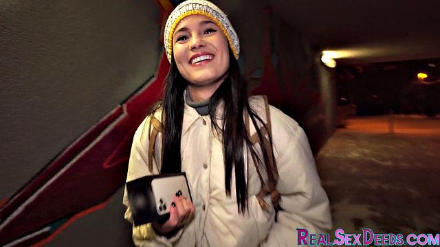 Pulled Bigass cutie riding stranger