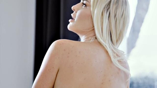 Bigbooty MILF riding a nerds cock on the sofa while dirtytalking