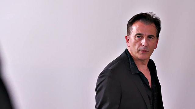 зрелая любительница отсасывает и получает ббк в жопу