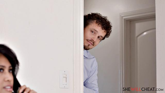 Эмбер Snow мстит мужу, жарко трахается с коллегой на работе после измены мужа с массажистками в салоне спа.