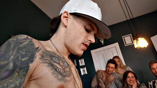 три гея устроили разврат за столом - скатерть потом не отстираешь