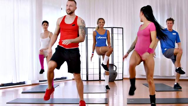 Fit gym babes in threeway analizec