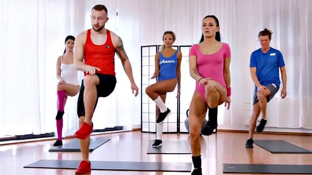 Fit gym babes in threeway analizec