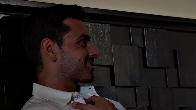 похотливая блондинка вырывает его из сети и доводит до истерики