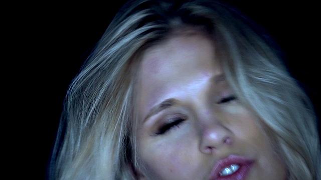 похотливая блондинка вырывает его из сети и доводит до истерики