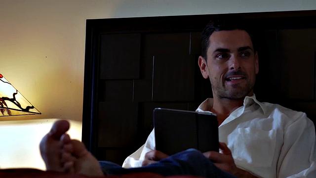 похотливая блондинка вырывает его из сети и доводит до истерики