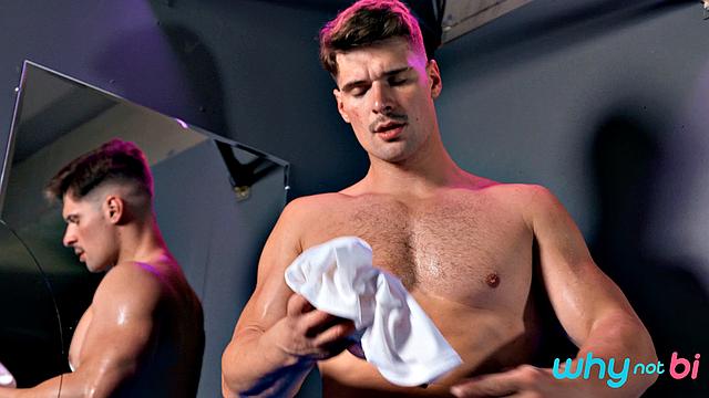 жаркая тройка в спортзале: потные тела и двойное проникновение