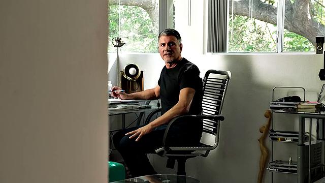 София Леоне мокнет, когда муж подруги жадно нюхает её трусики