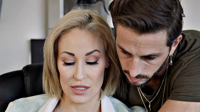 Cheating cougar sends messages while fucked by her lover