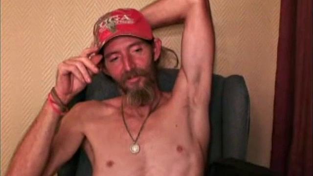 зрелый мужик и его золотая рука - псу тут не место