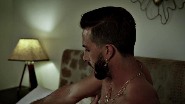 жаркая соска с аппетитной жопой трахается с запретным любовником