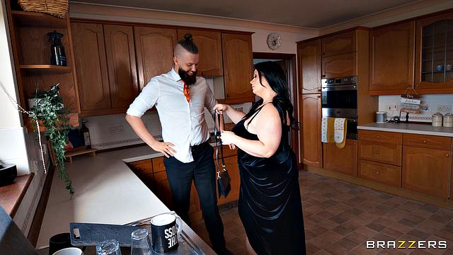 Недовольная жена Георгина Gee отрывается на массажисте Дэнни D в салоне с хэппи-эндом, вся в масле и оргазмах.