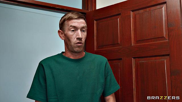 Недовольная жена Георгина Gee отрывается на массажисте Дэнни D в салоне с хэппи-эндом, вся в масле и оргазмах.