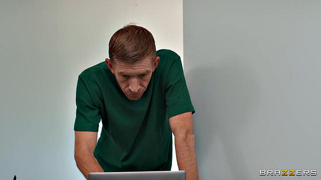 Недовольная жена Георгина Gee отрывается на массажисте Дэнни D в салоне с хэппи-эндом, вся в масле и оргазмах.