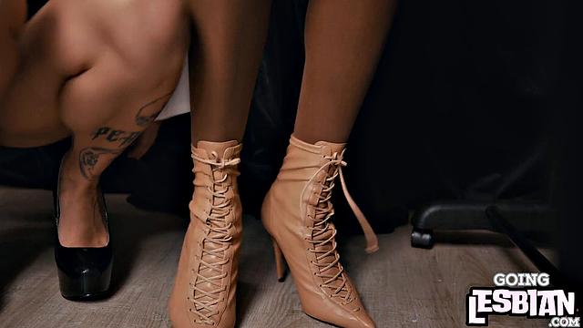 Cute lesbo pussylicking ebony babe