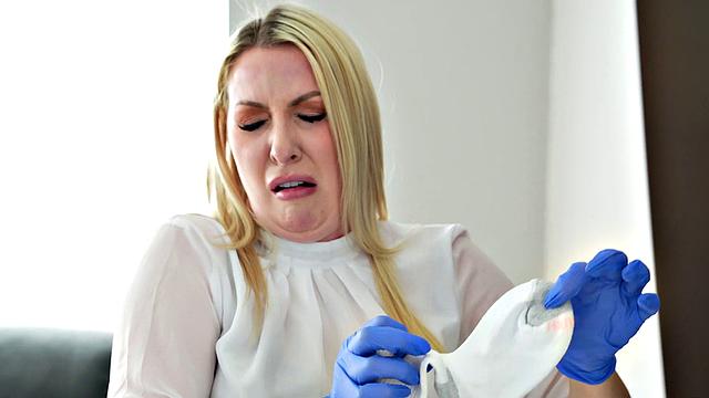 мачеха ловит пасынка за дрочкой и пускает его в свою киску