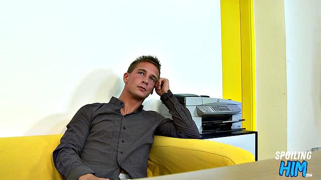 Голый гей на кастинге получает страстный анальный секс от взрослого мужчины, потом сосёт член с азартом.