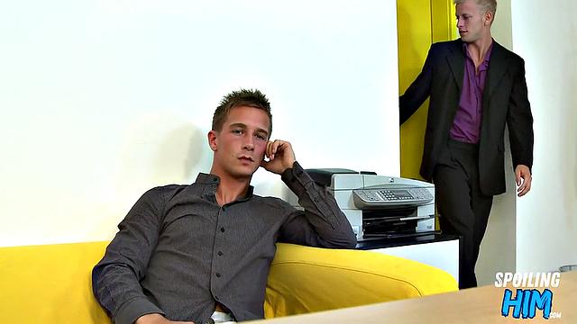 Amateur twink analfucked at casting