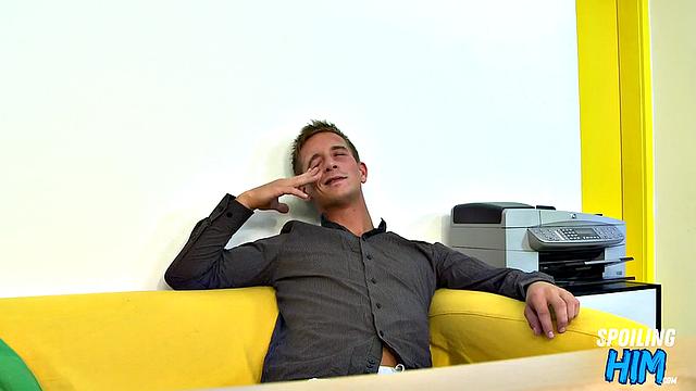 Голый гей на кастинге получает страстный анальный секс от взрослого мужчины, потом сосёт член с азартом.