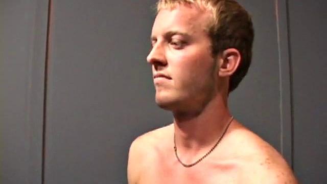 Sydney Austin кончает на ладонь, нежно дрочит толстый член