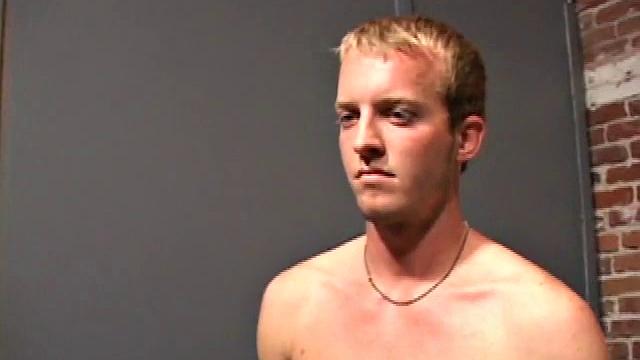 Sydney Austin кончает на ладонь, нежно дрочит толстый член