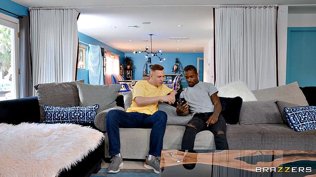 Похотливая мамаша затащила парней в ванну и устроила жаркий тройничок с приколами про большие сиськи и мыльные пузырьки.