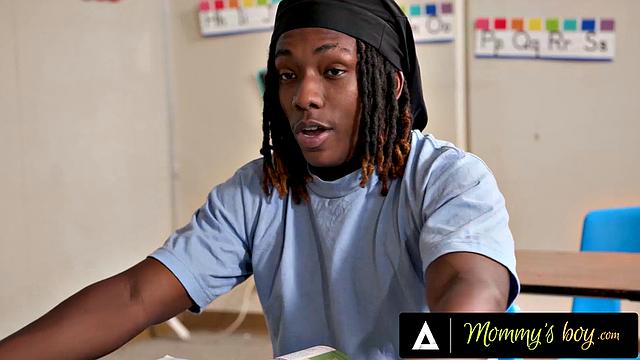 Учительница с пышной грудью Лолли Деймс соблазняет взрослого ученика и принимает его член в свою попку.