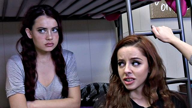 Мачеха вмешивается и устраивает девочкам жесткую трахательную ночь