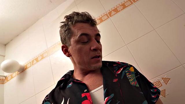 горничная в хостеле с пирсингом - шеф сначала лизнул, потом вдул