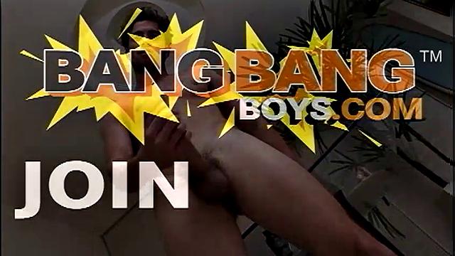 Рикки Ферраз с силой дрочит свой мощный член