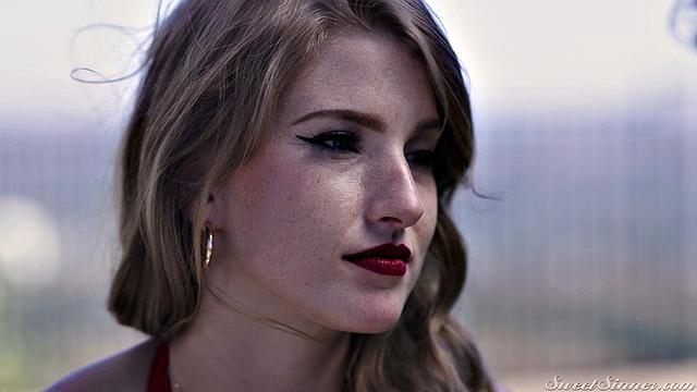 похотливая брюнетка кайфует от страстного секса с парнем