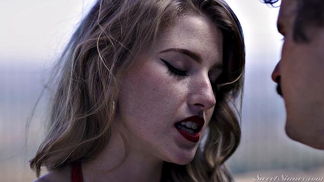 похотливая брюнетка кайфует от страстного секса с парнем