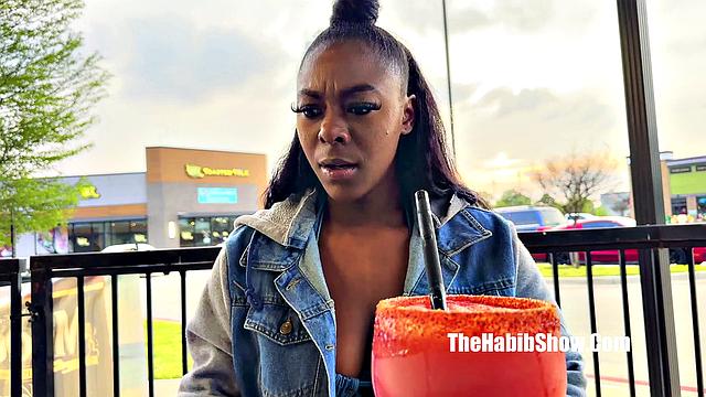 Техасская толстозадка сходит с ума по огромному черному члену