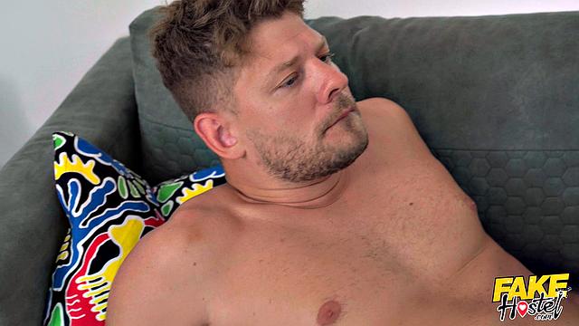 трёшка в хостеле: поймал за дрочкой - получил все бонусы