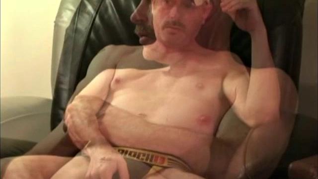 Дэвид дрочит жестко и кончает с размахом