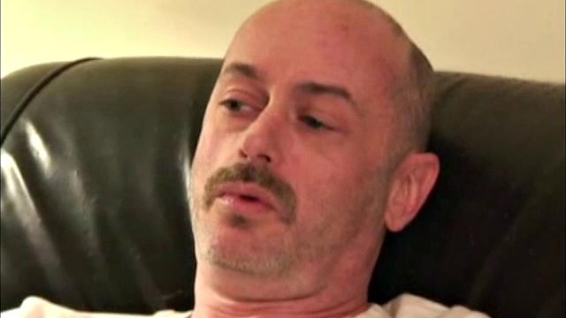 Дэвид дрочит жестко и кончает с размахом