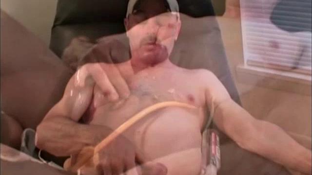 Дэвид дрочит жестко и кончает с размахом